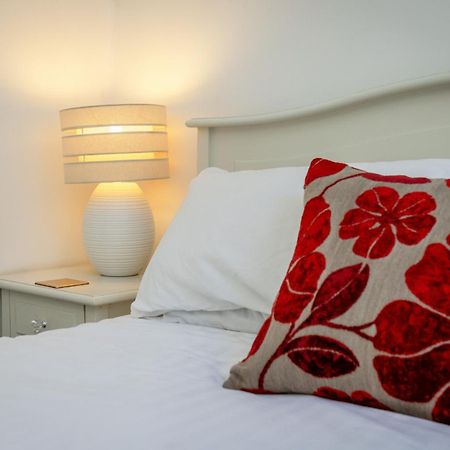 Refurbished Quiet 3 Bedroom Flat By High Street, Trams And Buses - 30 Mins Walk To Centre 爱丁堡 外观 照片